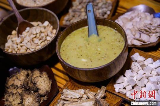 制作好的客家擂茶?！±钅宪?攝