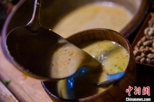 擂茶師李華用勺子舀出制作好的客家擂茶?！±钅宪?攝