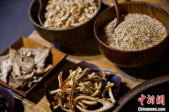 圖為：白芍、茯苓、川穹、當歸、茶葉、芝麻、花生等原料。　李南軒 攝