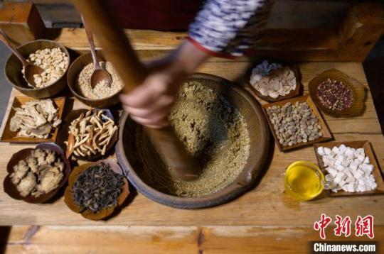 “80后”擂茶師李華正在制作客家擂茶?！±钅宪?攝