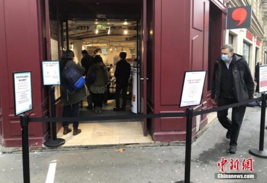 當(dāng)?shù)貢r(shí)間2月1日，在法國(guó)巴黎市中心一家嚴(yán)格遵守防疫規(guī)定的超市，顧客在排隊(duì)入場(chǎng)購(gòu)物。為防控疫情，法國(guó)購(gòu)物場(chǎng)所自2月1日起實(shí)行加強(qiáng)限制人流、強(qiáng)化購(gòu)物安全距離等防疫措施。 <a target='_blank' href=