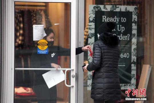 當?shù)貢r間1月14日，加拿大多倫多市中心一家暫時謝絕顧客入內(nèi)的商戶為顧客提供預約取貨服務(wù)。多倫多所在的加拿大人口第一大省安大略省從當天開始實施“居家令”。該省已于12日宣布再次進入持續(xù)至少28天的省級緊急狀態(tài)，以遏制嚴峻疫情。<a target='_blank' href=