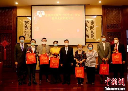 參加發(fā)放儀式的代表稱贊駐菲使館此次精心準(zhǔn)備帶有濃濃年味的“春節(jié)包”，讓大家再次深切感受到祖(籍)國的溫暖和關(guān)愛，感受到使館就在身邊?！≈袊v菲律賓使館供圖 攝