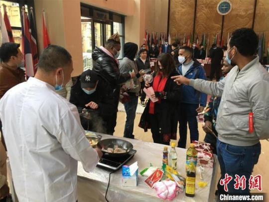 武漢一高校255名留學(xué)生體驗“中國年”