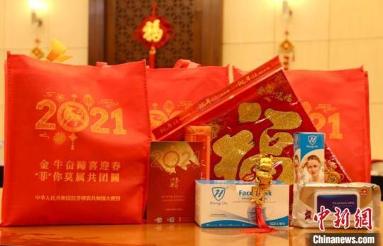 中國駐菲使館此次發(fā)放的“春節(jié)包”，有口罩、面罩、消毒濕紙巾等防疫物資，還有精心制作的春聯(lián)、“?！弊?、牛年生肖飾物和慰問卡，滿載著祖(籍)國政府對海外同胞的關(guān)心和惦念?！≈袊v菲律賓使館供圖 攝