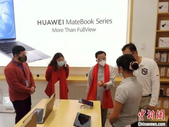 黃溪連大使還在SM Aura高管的陪同下到訪了商場內(nèi)的華為、OPPO、安踏等中國品牌店。中國駐菲律賓使館供圖