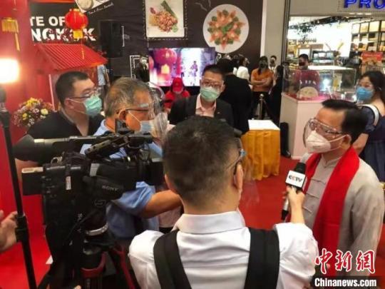 黃溪連大使與洛欽外長就中菲關(guān)系接受了媒體聯(lián)合采訪，洛欽外長用中文向中國人民致以“新年快樂”的祝福。中國駐菲律賓使館供圖