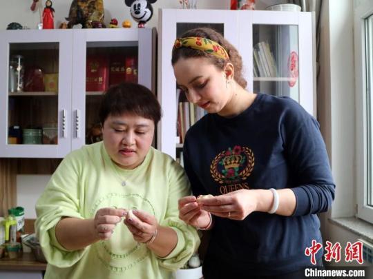 “洋媳婦”遇上元宵節(jié)：網(wǎng)紅脆皮元宵為新年畫句號(hào)