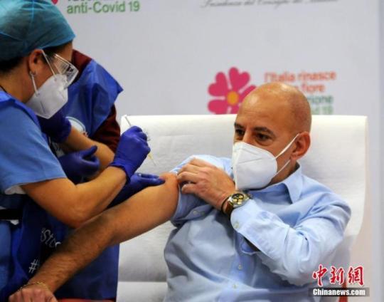 意大利巴勒莫， 人們在醫(yī)院有序接種預(yù)防新冠的疫苗。圖片來源：ICphoto