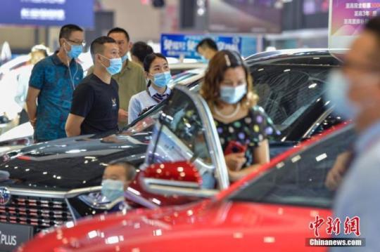 資料圖：圖為民眾在車展選購汽車。 <a target='_blank' href=