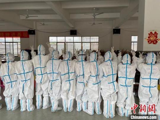 圖為前來支援瑞麗的大理州洱源縣醫(yī)療隊(duì)?！】姵?攝