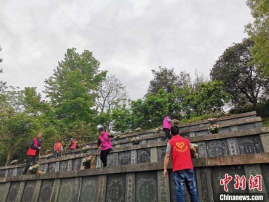 這個清明，替遠行的鄉(xiāng)親代為掃墓