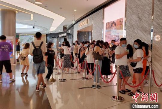 海南三亞：離島旅客排隊買免稅品成一景