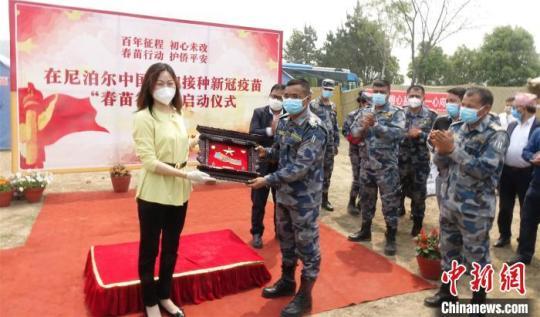 中國駐尼泊爾大使侯艷琪(左一)在活動(dòng)現(xiàn)場?！』蕰员?攝