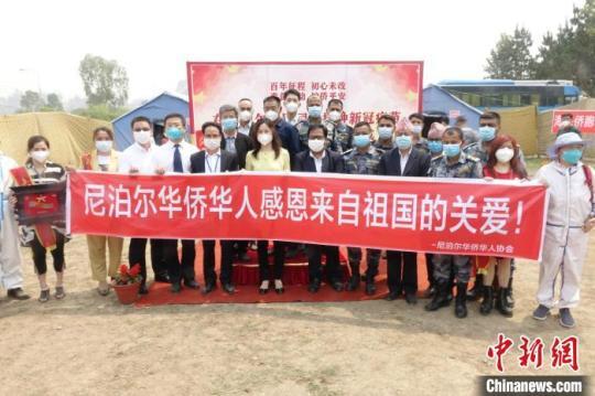 部分參加“春苗行動(dòng)”啟動(dòng)儀式的人們合影?！』蕰员?攝