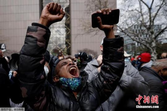 圖為美國民眾在街頭激動(dòng)高呼。