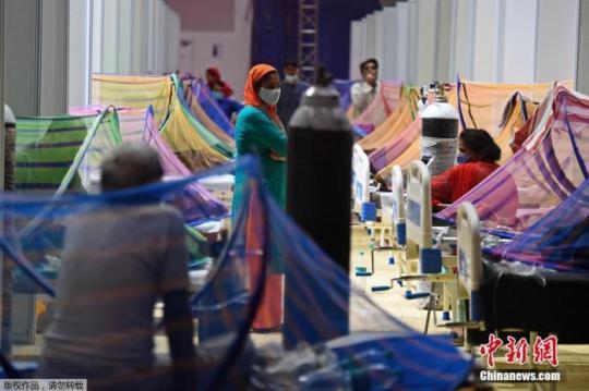 當(dāng)?shù)貢r(shí)間2021年5月2日，印度新德里，印度英聯(lián)邦運(yùn)動(dòng)會(huì)運(yùn)動(dòng)員村變成臨時(shí)新冠病房。印度衛(wèi)生部5月1日公布的數(shù)據(jù)顯示，印度單日新增新冠確診病例首次超過40萬例，創(chuàng)該國(guó)疫情暴發(fā)以來單日新增最高紀(jì)錄。