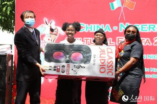 駐尼使館文化參贊李旭大為獲得尼日利亞傳統(tǒng)舞蹈的賈碧中學頒發(fā)獎品。人民網(wǎng)記者 姜宣攝