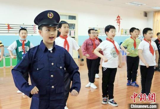 圖為安西路小學學生正在上京劇課?！「哒?攝