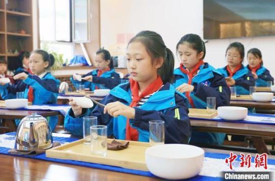 圖為安西路小學學生學習茶藝?！「哒?攝