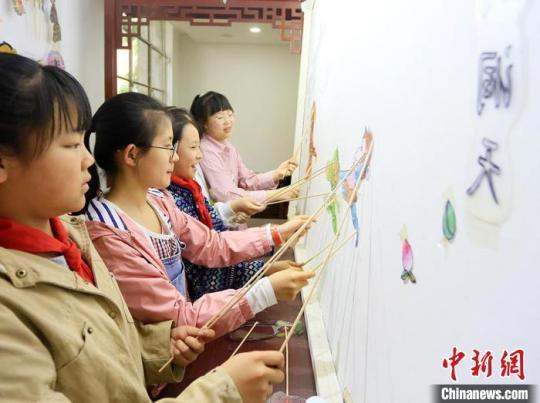 圖為安西路小學學生演繹皮影戲?！「哒?攝