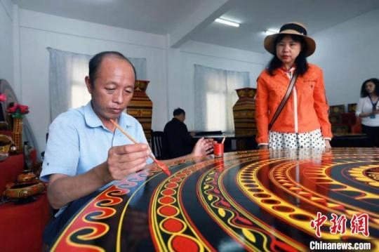 海外華媒代表走進(jìn)彝族漆器工坊，了解漆器工藝?！⊥趵?攝