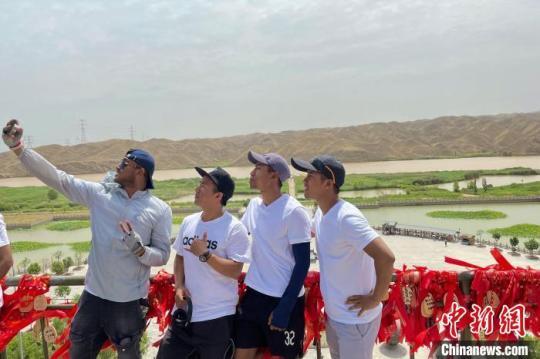 留學(xué)生在黃河岸邊拍照留念?！±钆迳?攝