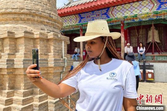 留學(xué)生在黃河岸邊的108塔拍照留念?！±钆迳?攝