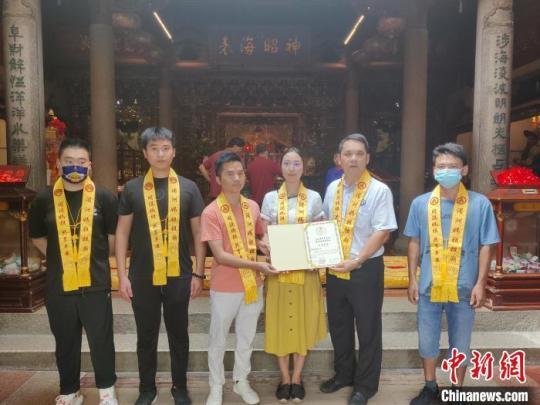 7月30日，割香掬火、頒發(fā)證書(shū)儀式?！〕汤桄?　　攝