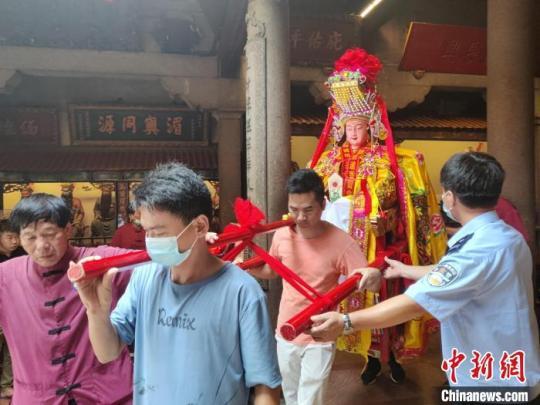 媽祖金身起駕。　朱麗花 攝