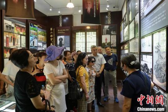 圖為在渝兩岸婚姻家庭成員及臺胞臺屬代表參觀重慶南泉抗戰(zhàn)遺址群?！『闻罾?攝