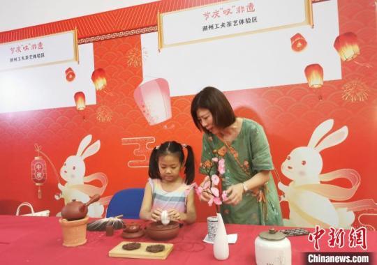 廣東民眾歡樂(lè)過(guò)中秋：品嘗美食體驗(yàn)非遺技藝