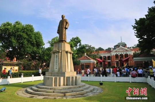 資料圖：湖北武漢武昌，前方為孫中山雕像，后為中華民國軍政府鄂軍都督府舊址，如今建作辛亥革命博物館。陳一年 攝 圖片來源：CTPphoto