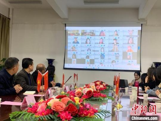 越南百名大學(xué)生“云端”學(xué)漢語(yǔ)“游”貴州