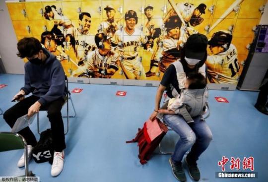 資料圖：日本民眾在東京巨蛋體育場(chǎng)接種新冠疫苗。