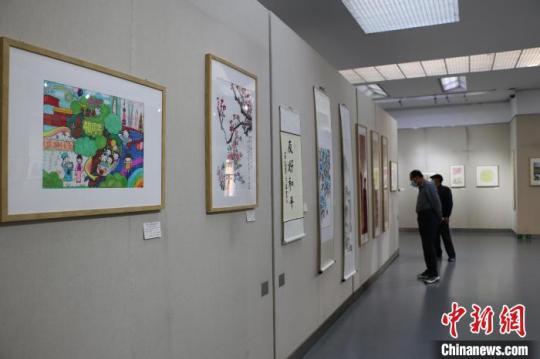 中日友好青少年書畫展現(xiàn)場(chǎng)展出作品150余幅。　張強(qiáng) 攝