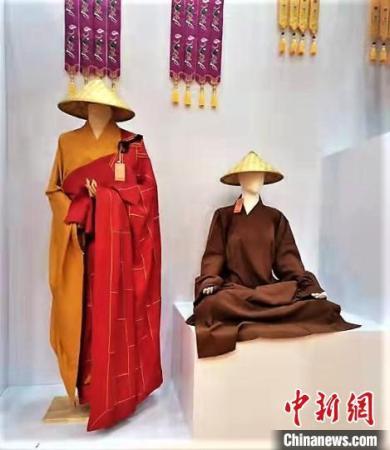 圖為僧服展示?！幍率械孪枭邢薰?供圖