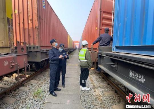 12月9日，長沙海關關員對即將發(fā)運的中歐班列進行監(jiān)管?！￠L沙海關供圖