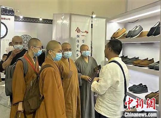 圖為柘榮僧服參展春季廈門(mén)佛事展?！¤蠘s縣宗教用品協(xié)會(huì) 供圖