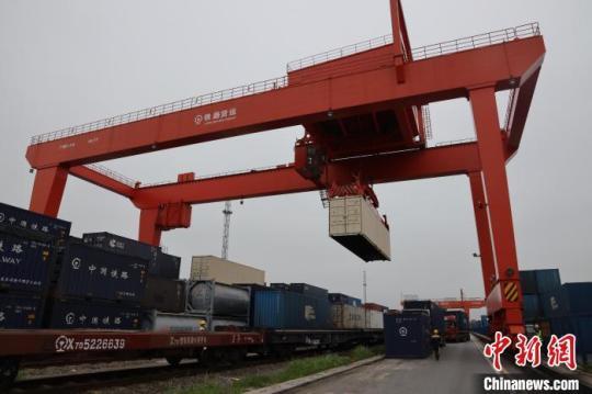 長沙北站鐵路貨場正在吊裝作業(yè)?！◆斠?攝