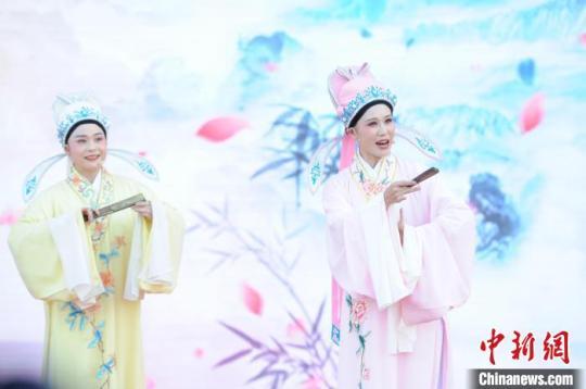 歌仔戲表演《十八相送》。　張金川 攝