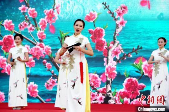 漳州市歌仔戲(薌劇)傳承保護中心帶來錦歌表演《閩臺情》。　張金川 攝