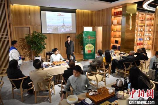 圖為云南沱茶銷法45周年紀念版分享茶會現(xiàn)場?！⑷疥?攝