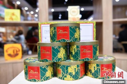 圖為云南沱茶銷法45周年紀念版?！⑷疥?攝