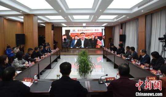 俄羅斯臺(tái)州同鄉(xiāng)會(huì)(商會(huì))會(huì)長(zhǎng)顏玲富通過(guò)視頻連線作交流發(fā)言 范宇斌 攝