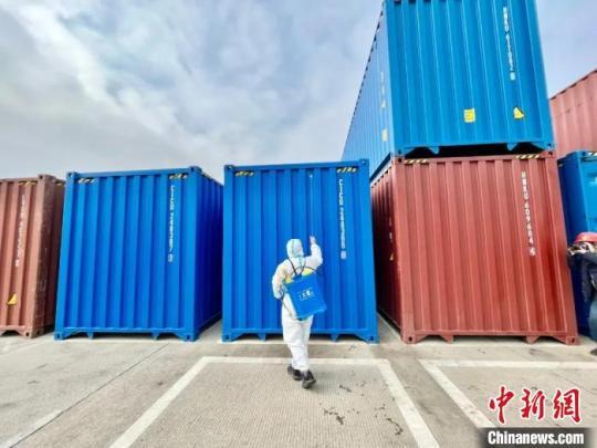 1月15日，武夷山陸地港優(yōu)化運(yùn)輸模式，開足馬力做好班列運(yùn)轉(zhuǎn)、調(diào)車、貨運(yùn)、消殺等工作。　林李冰 攝