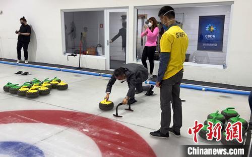 圖為到場嘉賓體驗冰壺運動。　南美僑報圣保羅記者戴萌 攝