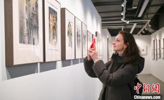 圖為烏克蘭姑娘感知《讀者》插畫藝術(shù)?！￠Z姣 攝