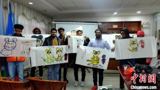 畫(huà)老虎剪“春”字在湘留學(xué)生體驗(yàn)中國(guó)年