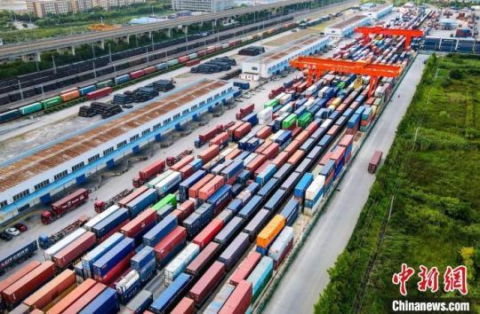 合肥貨運(yùn)北站上的中歐班列集裝箱 合肥國際陸港供圖